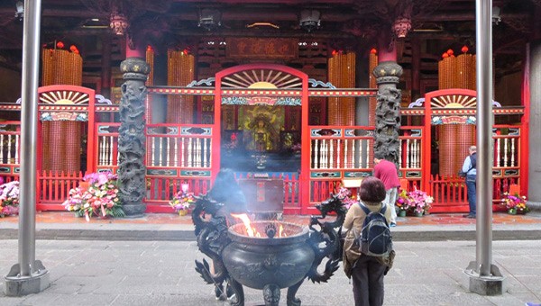 Taipeh: Räucherstäbchen im Longshan-Tempel