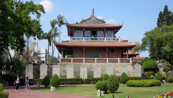 Das Fort Provintia in der alten Hauptstadt Tainan mit den 9 Steinstelen